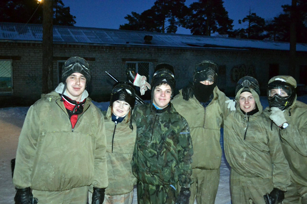 АК играет в пейнтбол